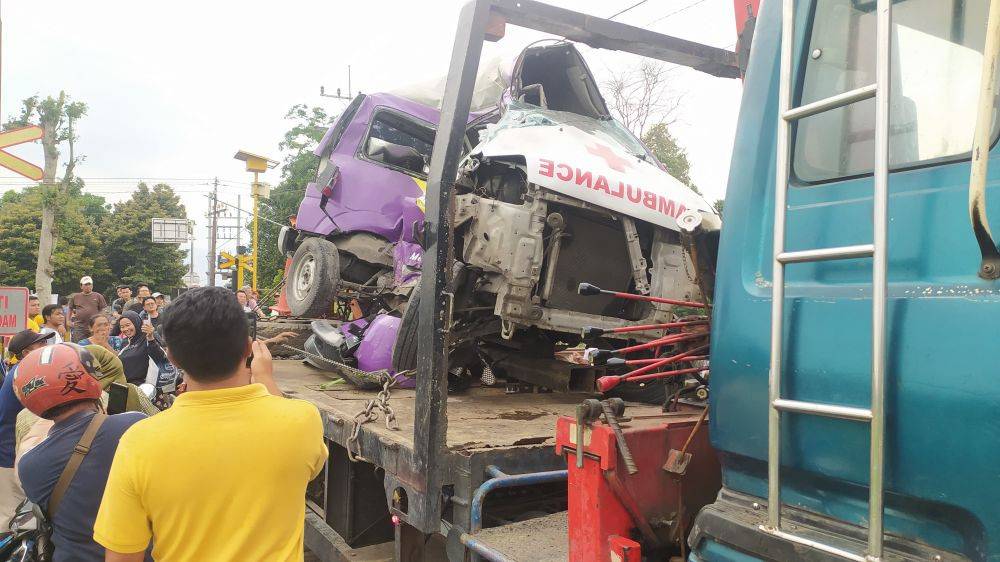 Mobil Ambulans RSUD Gambiran Kediri Tertabrak Kereta Api