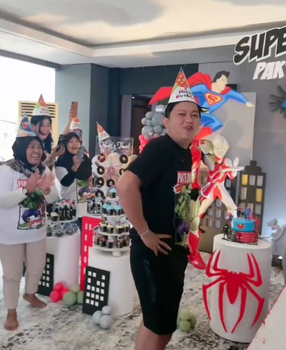 7 Potret Perayaan Ulang Tahun Denny Caknan Ke-31, Tema Superhero!