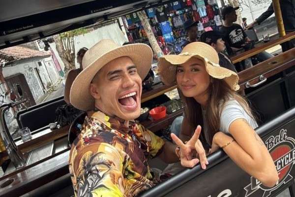 7 Potret Aisar Khaled dan Jennifer Coppen Keliling Bali Bareng, Akrab!