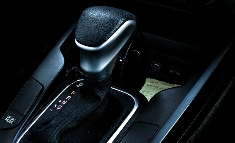 7 Cara Mengemudi Mobil Matic di Turunan Tajam dengan Stabil