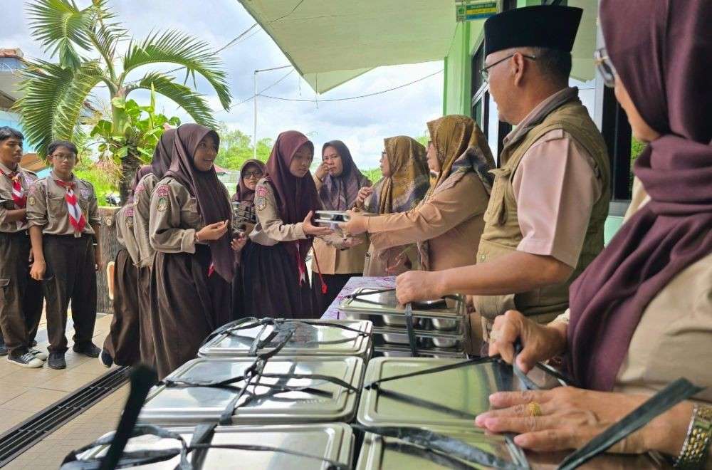 Luhut Klaim Anak-anak Menikmati Makan Bergizi Gratis