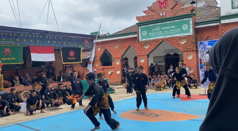 Kala Fadli Zon Jajal Permainan Bola Api di Sukabumi