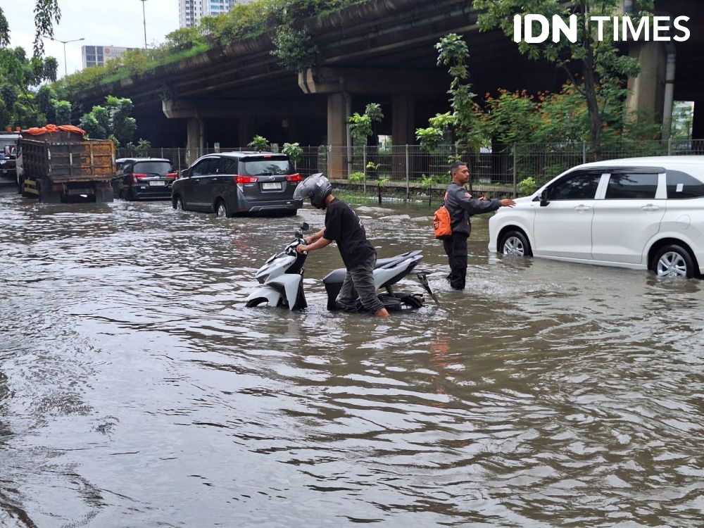Jangan Asal Terobos, Pengemudi Perhatikan Ini Sebelum Lewati Banjir