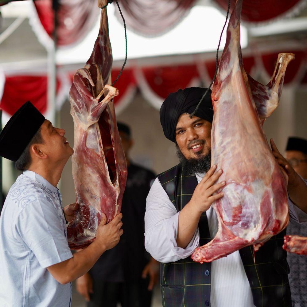 7 Potret Bobon Santoso Masak Besar-besaran untuk Buka Puasa di Masjid