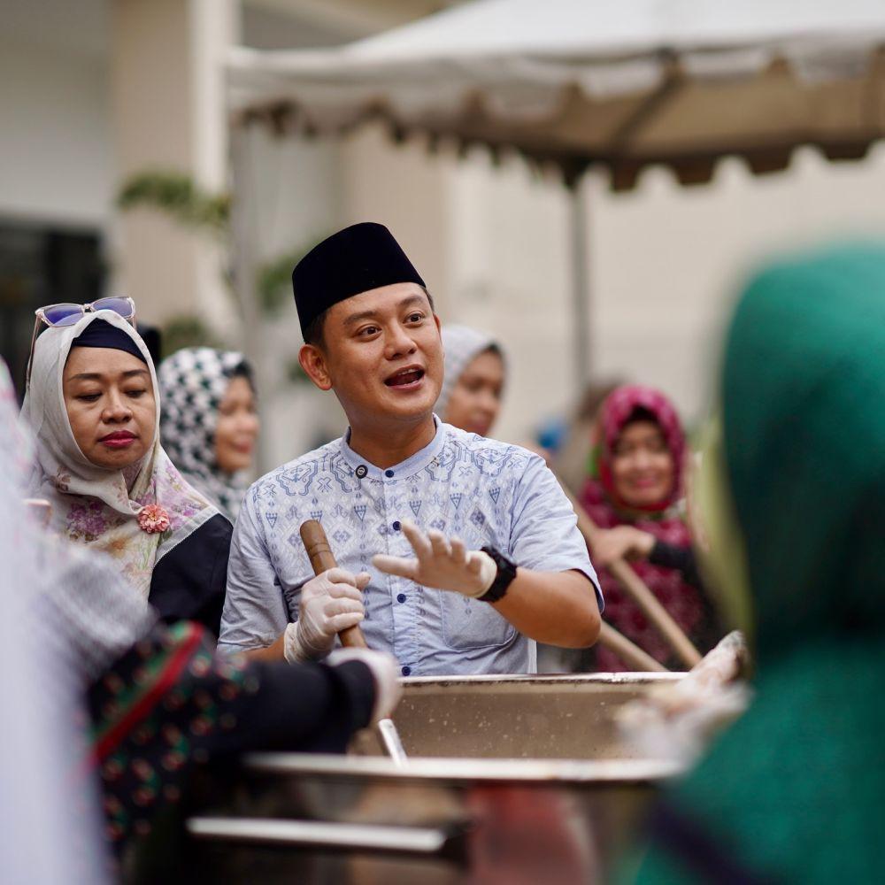 7 Potret Bobon Santoso Masak Besar-besaran untuk Buka Puasa di Masjid