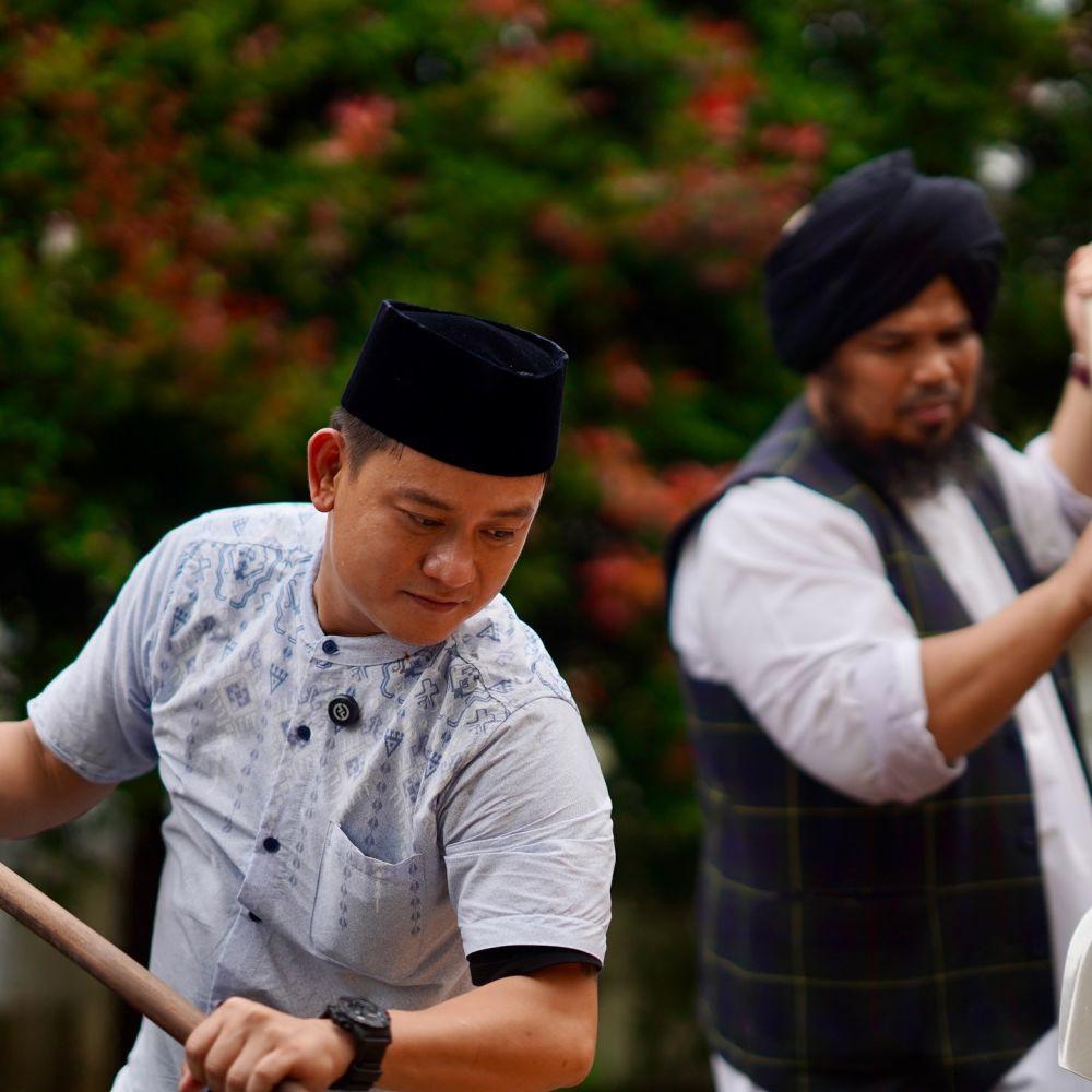 7 Potret Bobon Santoso Masak Besar-besaran untuk Buka Puasa di Masjid