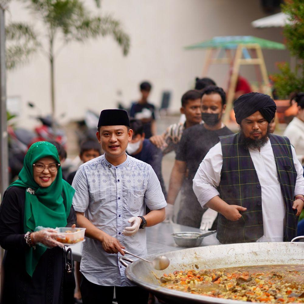 7 Potret Bobon Santoso Masak Besar-besaran untuk Buka Puasa di Masjid