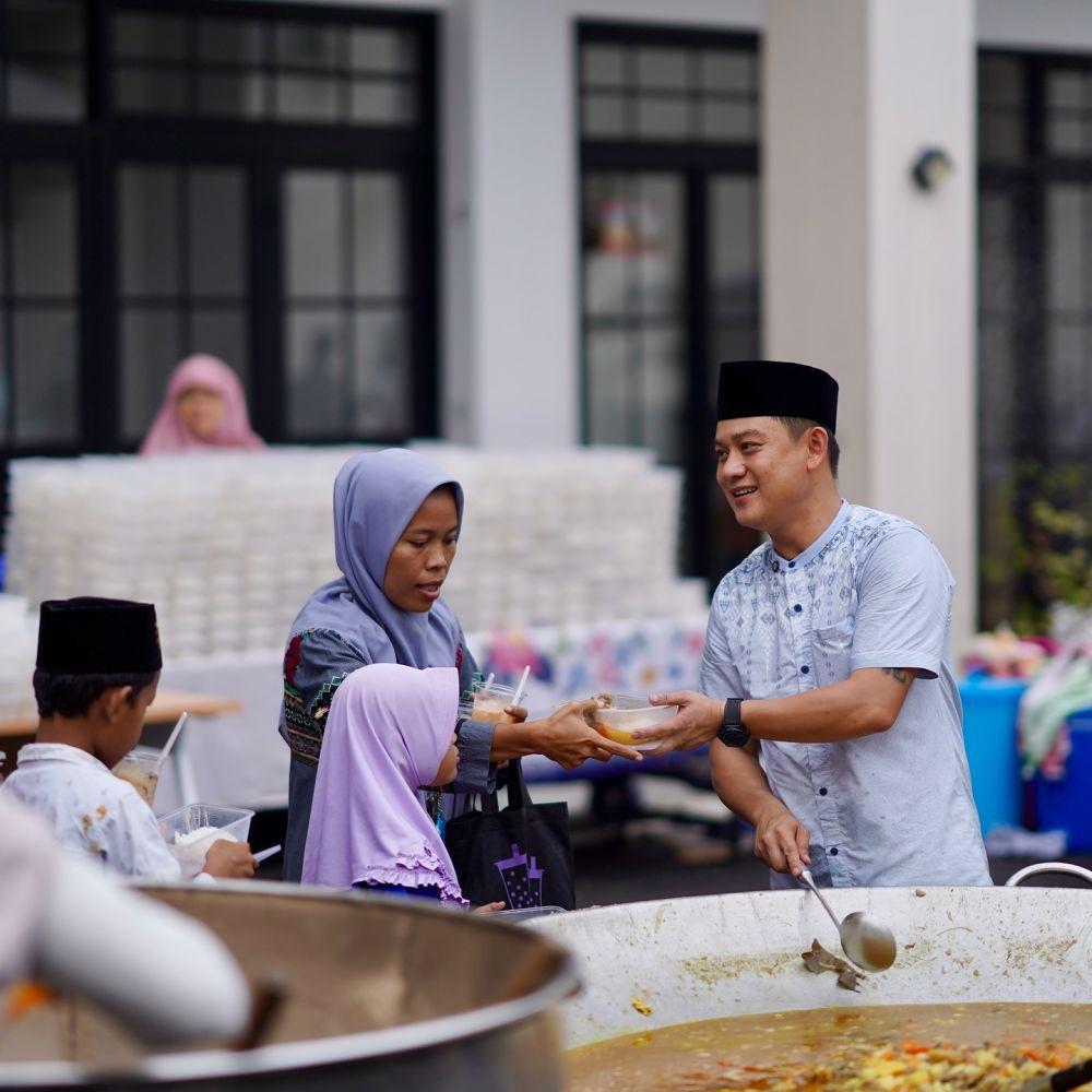 7 Potret Bobon Santoso Masak Besar-besaran untuk Buka Puasa di Masjid