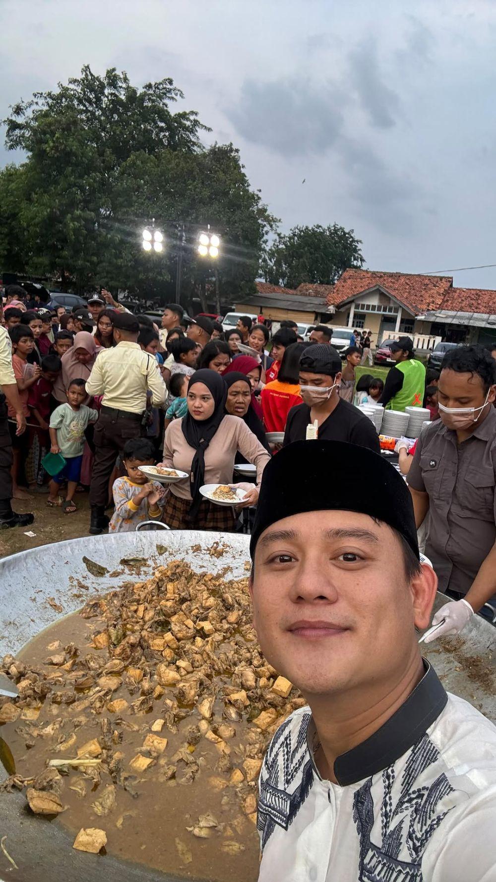 7 Potret Bobon Santoso Masak Besar-besaran untuk Buka Puasa di Masjid