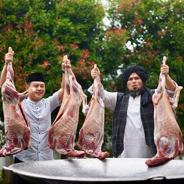 7 Potret Bobon Santoso Masak Besar-besaran untuk Buka Puasa di Masjid