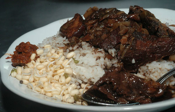 Sumber Gambar: sijagomakan.com rawon