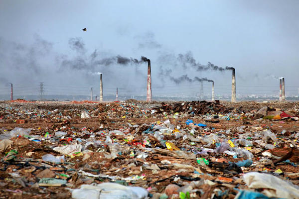 Sumber Gambar: viralthread.com Realitas menyedihkan ini terjadi di Bangladesh, hamparan tanah yang benar-benar penuh dengan sampah