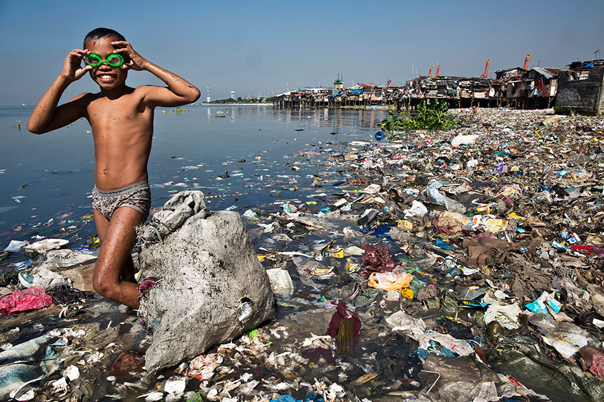 Sumber Gambar: earthporn.com Anak ini berenang dalam tumpukan sampah untuk mencari apa yang bisa dijualnya. Per kilo sampah plastik yang ia bisa kumpulkan, ia hanya dibayar 35 sen