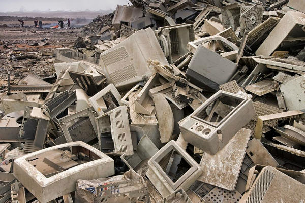 Sumber Gambar: viralthread.com TPA di Ghana ini menunjukkan bahwa sampah elektronik biasanya berakhir di negara-negara dunia ketiga
