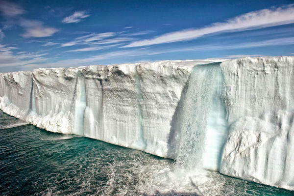 Sumber Gambar: viralthread.com Gunung es di Pulau Svalbard, Norwegia ini mencair karena suhu permukaan laut yang meningkat.