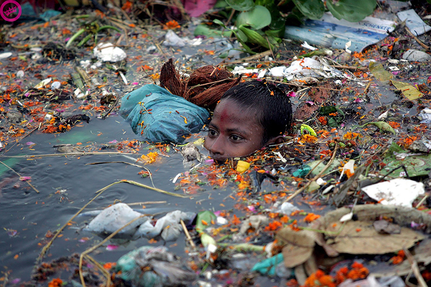 Sumber Gambar: earthporn.com Seorang anak kecil di India ini berenang di air yang terpolusi.