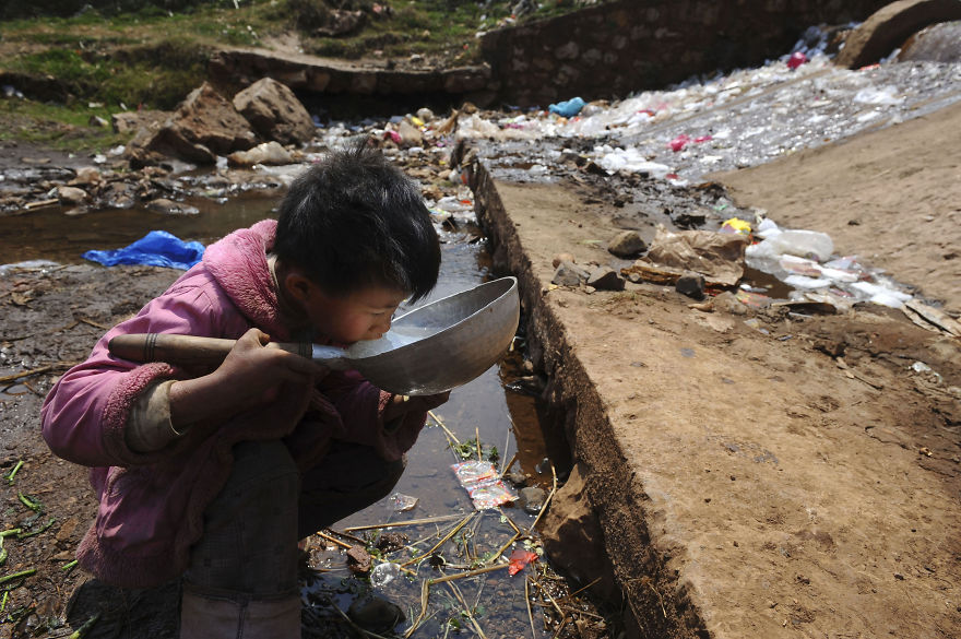 Sumber Gambar: earthporn.com Seorang anak di Fuyuan, provinsi Yunnan, Tiongkok meminum air dari sungai yang terpolusi.