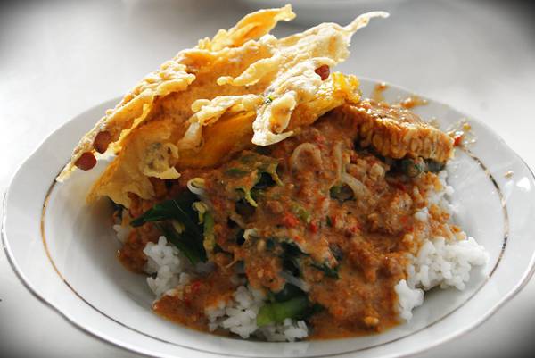 Sumber Gambar: greattastyrecipes.com Pecel