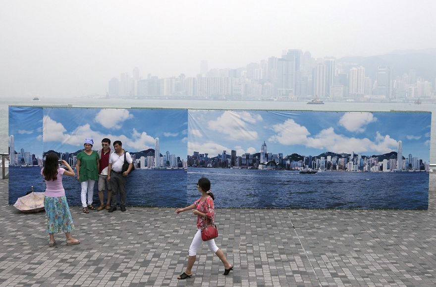 Sumber Gambar: earthporn.com Karena polusi udara di Hong Kong sangat buruk, negeri itu terpaksa membuat background ini agar turis bisa berfoto
