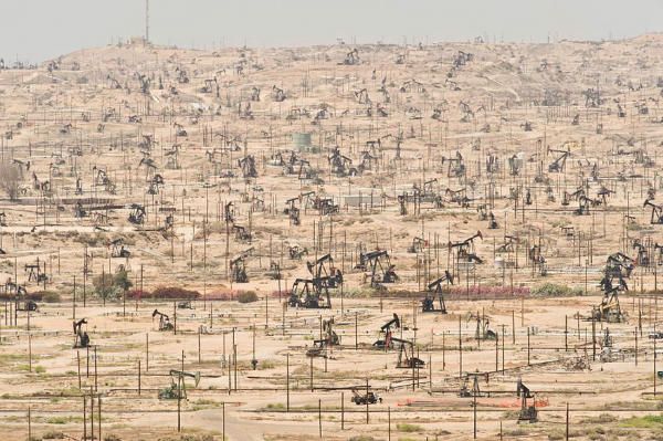 Sumber Gambar: viralthread.com Ladang minyak Ken River, California AS, telah dimanfaatkan sejak tahun 1899.